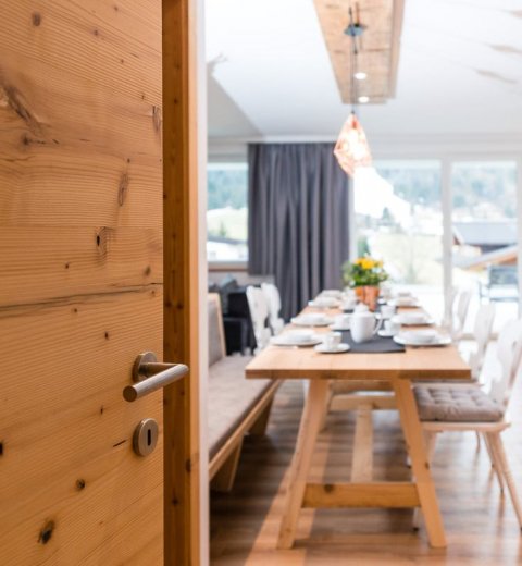 Gem&uuml;tlicher Wohnraum mit voll ausgestatteter K&uuml;che